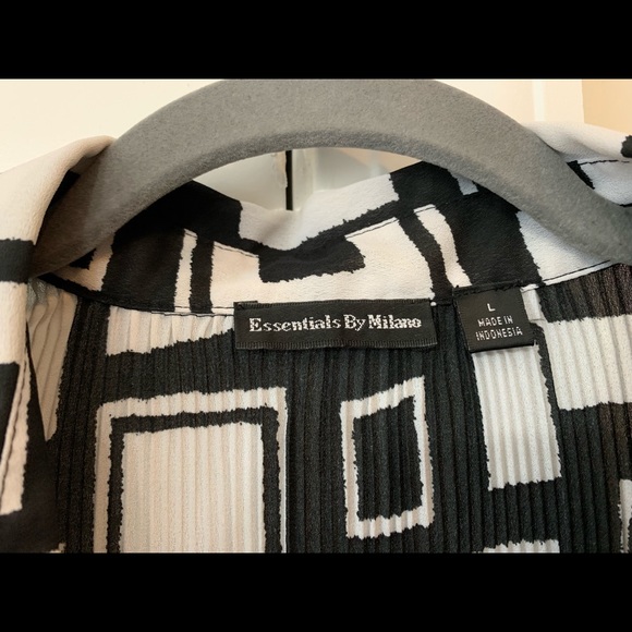 Blk/Wht geometric pattern button blouse - Picture 5 of 5